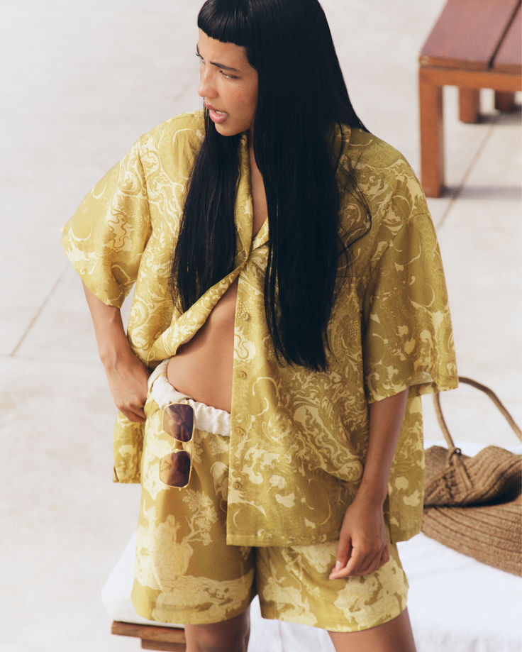 Modelo vistiendo prendas ligeras y coloridas de la colección veraniega de H&M, perfecta para los días de verano.